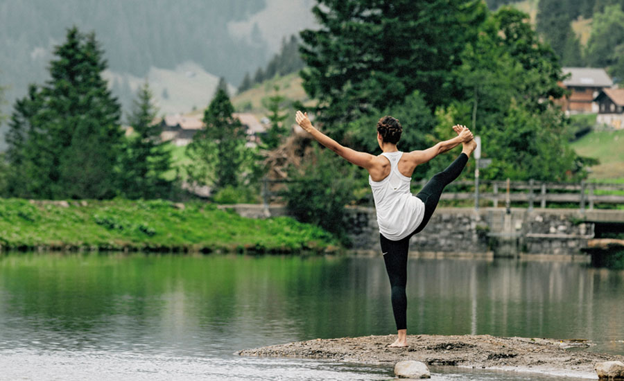 Work-Life-Balance: Frau beim Yoga am See