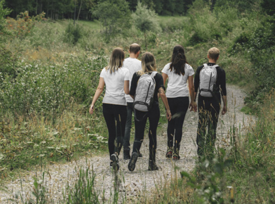Zusammenarbeit mit Vermittlern – PrismaLife Team beim Wandern zum gemeinsamen Ziel